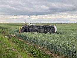 Poważny wypadek pod Strzelcami Opolskimi. Jeden z mężczyzn walczy o życie