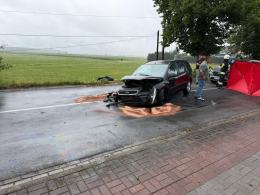 Samochód uderzył w drzewo w Popielowie. Dwie osoby trafiły do szpitala