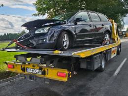 Samochód uderzył w drzewo w Popielowie. Dwie osoby trafiły do szpitala