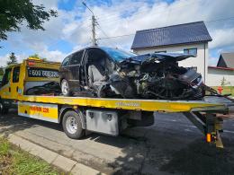 Samochód uderzył w drzewo w Popielowie. Dwie osoby trafiły do szpitala