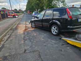 Samochód uderzył w drzewo w Popielowie. Dwie osoby trafiły do szpitala