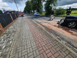 Samochód uderzył w drzewo w Popielowie. Dwie osoby trafiły do szpitala