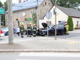 Zderzenie dwóch samochodów w Komprachcicach. Jedna osoba trafiła do szpitala