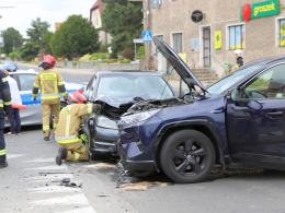 Zderzenie dwóch samochodów w Komprachcicach. Jedna osoba trafiła do szpitala