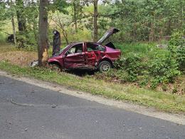 Pijany kierowca wypadł z drogi i uderzył w drzewo