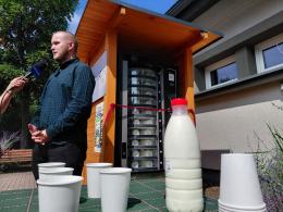 Nowy mlekomat na targowisku "Cytrusek". Świeże mleko dostępne przez całą dobę