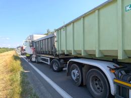 Kolizja na obwodnicy Opola. Ciężarówka uderzyła w naczepę poprzedzającego pojazdu