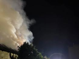 Pożar stodoły wypełnionej słomą. Strażacy bronili pobliskiego domu