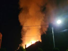 Pożar stodoły wypełnionej słomą. Strażacy bronili pobliskiego domu
