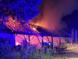 Pożar stodoły wypełnionej słomą. Strażacy bronili pobliskiego domu