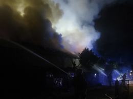 Pożar stodoły wypełnionej słomą. Strażacy bronili pobliskiego domu