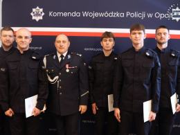 13 nowych policjantów złożyło ślubowanie. Wręczono także medale i odznaki
