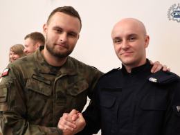 13 nowych policjantów złożyło ślubowanie. Wręczono także medale i odznaki