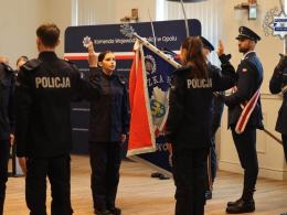 13 nowych policjantów złożyło ślubowanie. Wręczono także medale i odznaki