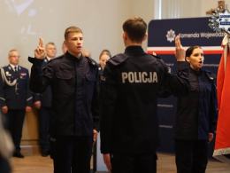 13 nowych policjantów złożyło ślubowanie. Wręczono także medale i odznaki