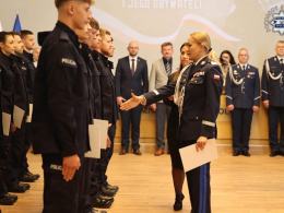 13 nowych policjantów złożyło ślubowanie. Wręczono także medale i odznaki