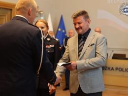 13 nowych policjantów złożyło ślubowanie. Wręczono także medale i odznaki