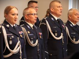 13 nowych policjantów złożyło ślubowanie. Wręczono także medale i odznaki