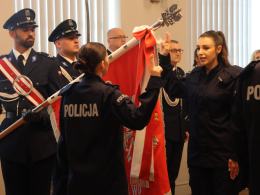 13 nowych policjantów złożyło ślubowanie. Wręczono także medale i odznaki