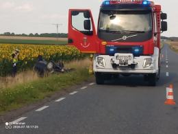 Dachowanie na DW 409. Dwie osoby podróżowały samochodem
