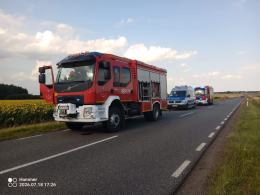 Dachowanie na DW 409. Dwie osoby podróżowały samochodem