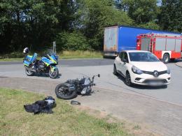 Wyprzedzał na skrzyżowaniu. Motocyklista zderzył się ze skręcającym autem
