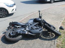Wyprzedzał na skrzyżowaniu. Motocyklista zderzył się ze skręcającym autem