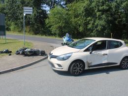 Wyprzedzał na skrzyżowaniu. Motocyklista zderzył się ze skręcającym autem