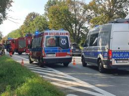 Samochód uderzył w drzewo w Izbicku. Droga zablokowana