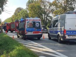 Samochód uderzył w drzewo w Izbicku. Droga zablokowana
