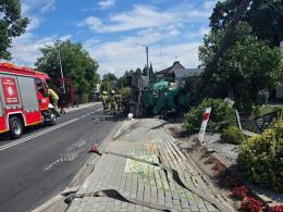 Betoniarka przewróciła się w Żędowicach. Kierowca trafił do szpitala