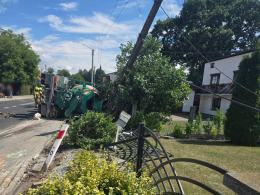 Betoniarka przewróciła się w Żędowicach. Kierowca trafił do szpitala