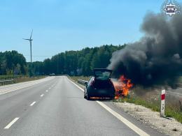 Citroen zaczął płonąć podczas jazdy. Szybka reakcja policji WIDEO