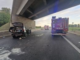 BMW uderzyło w filar wiaduktu na A4. Trzy osoby trafiły do szpitali