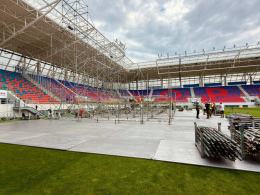 Już jutro koncert Padre Guilherme. Na Itaka Arenie trwa budowa sceny