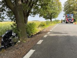 Samochód uderzył w drzewo. Kierowca trafił do szpitala śmigłowcem LPR