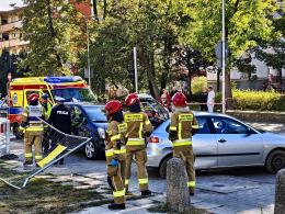 Samochód wjechał na plac budowy potrącając pieszych