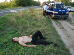Nie potrafił ustać na nogach, wsiadł do auta