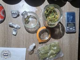 Na parapecie konopie indyjskie, a na półkach w lodówce amfetamina i marihuana