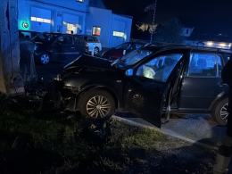 Volkswagen uderzył w słup energetyczny, kierowca w szpitalu