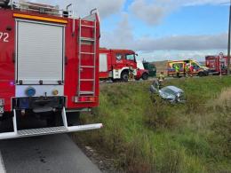 Wypadek na DK11. Zderzenie ciężarówki z busem, dwie osoby ranne. Droga zablokowana