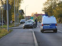 18-latka uderzyła oplem w drzewo. W samochodzie było dwóch 15-latków