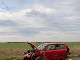 Dachowanie samochodu na drodze do Objazdy. 18-latka trafiła do szpitala, droga zablokowana