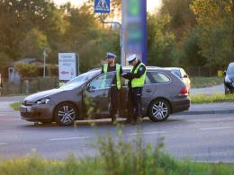 18-latka uderzyła oplem w drzewo. W samochodzie było dwóch 15-latków