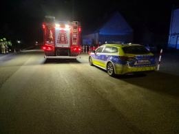 Volkswagen uderzył w słup energetyczny, kierowca w szpitalu