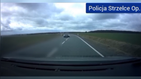 Wymijając pojazd, zderzył się z samochodem jadącym z naprzeciwka i uciekł