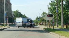 Policyjny bus wjechał na przejazd podczas gdy zamykały się rogatki