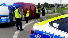 Wpadł przez brak świateł - przewoził 27 nielegalnych migrantów