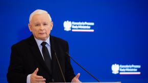 Sejmowa komisja: Jarosław Kaczyński i inni odpowiedzą za zniszczenie wieńca i pobicie aktywisty