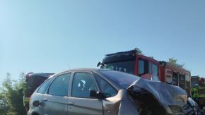 Jedna osoba trafiła do szpitala po czołowym zderzeniu dwóch aut w Smarchowicach Małych